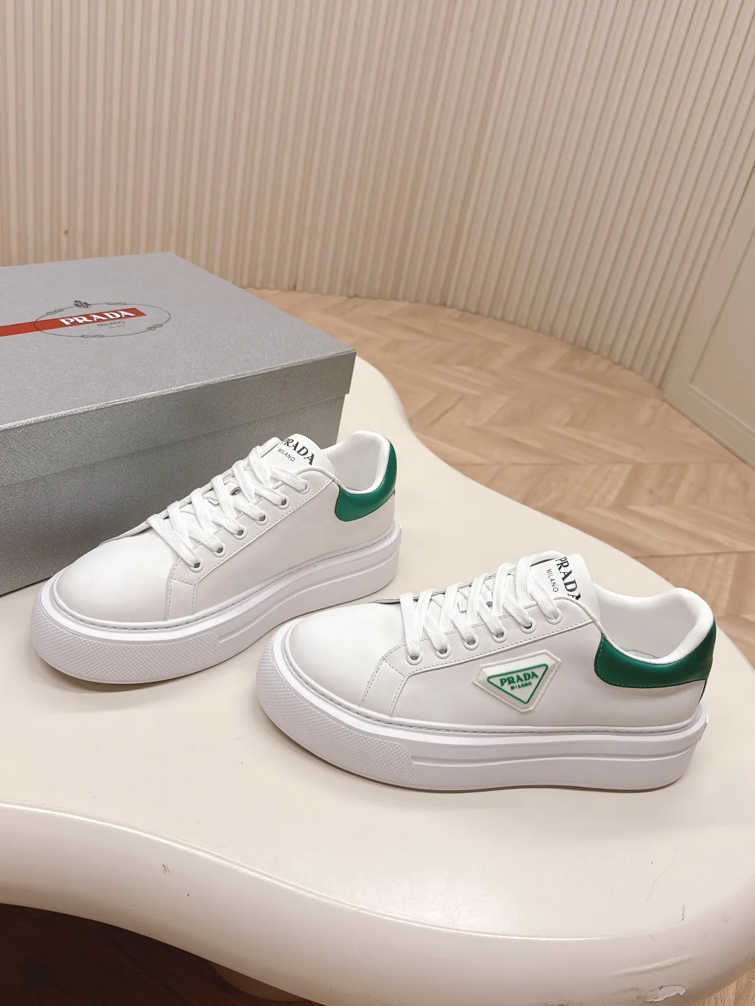👟👟Ex-factory price 600👟👟 Prada 25ss new casual white shoes, couple style 👫 P fashion white shoes, re-released, high-quality shipments, elegant and generous, comfortable on the feet, super classic, super light and comfortable on the feet Fabric: silky cowhide Lining: water-dyed sheepskin lining + genuine leather foot sole: EVA outsole Code number: 35-45 (40 for women, 45 for men, customized)